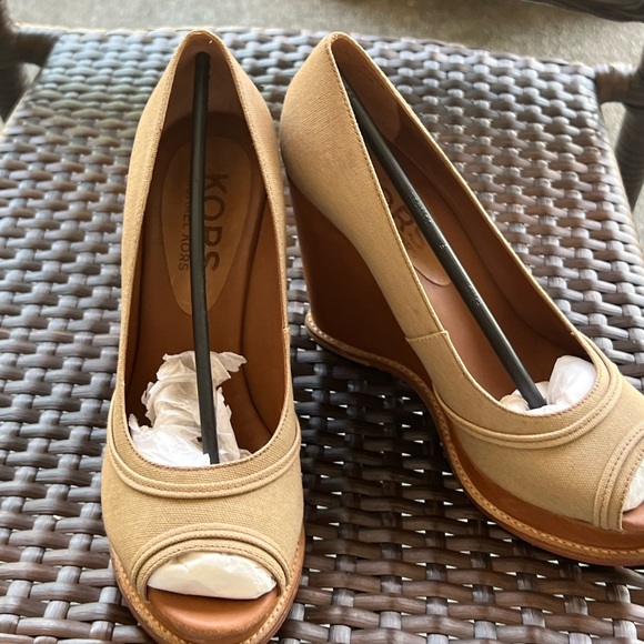 6 1/2 michael Kors tan wedge - Picture 7 of 11